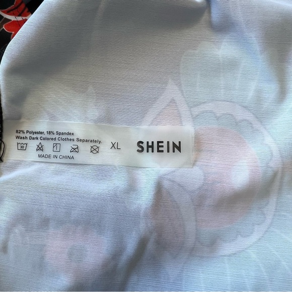 NWOT SHEIN BLACK AND WHITE FLORAL ONE PIECE SIZE XL. PLUNGE NECK LIKE, HALTER - Picture 5 of 7